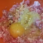 Ćufte u sosu – zapečene u rerni | Priprema mesa za ćufte | Postupak 1 | Slika 2/4