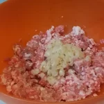 Ćufte u sosu – zapečene u rerni | Priprema mesa za ćufte | Postupak 1 | Slika 1/4