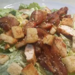 Cezar salata sa pilećim prsima | Istaknuta slika 1/3 | Sveža, zelena, salata, hrskavi, krutoni, i, sočna, piletina