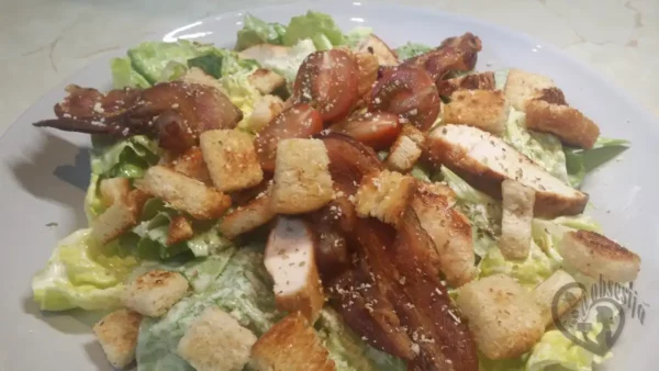 Cezar salata sa pilećim prsima | Istaknuta slika 1/3 | Sveža, zelena, salata, hrskavi, krutoni, i, sočna, piletina