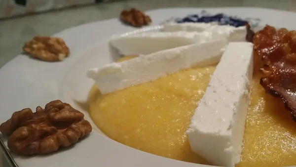 Palenta sa slaninom i sirom 1 | Istaknuta slika 2/4 | Neka, vaša, kuhinja, zamiriše, tako, da, svi, požele, isto, mirisna, palenta, sa, slaninom, i, sirom