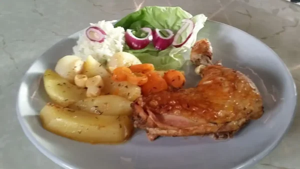 Pileći batak sa povrćem iz rerne | Istaknuta slika 1/4 | Lako, kao, 1, 2, 3:, Ručak, koji, ćete, obožavati, Piletna, hrskava, spolja, a, sočna, iznutra