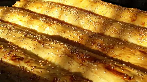 Pita sa sirom i susamom | Istaknuta slika 1/3 | Hrskava, pita, sa, sirom, i, ukusno, mekanim, nadevom