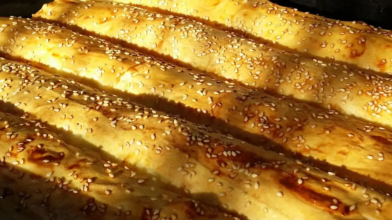 Pita sa sirom i susamom