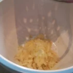 Rošti krompir na švajcarski način | Dodavanje krompira | Postupak 3 | Slika 3/7