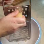 Rošti krompir na švajcarski način | Dodavanje krompira | Postupak 3 | Slika 1/7