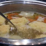 Supa sa griz knedlama | Spuštanje knedli | Postupak 3 | Slika 2/4