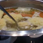 Supa sa griz knedlama | Spuštanje knedli | Postupak 3 | Slika 3/4