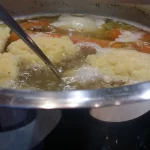 Supa sa griz knedlama | Spuštanje knedli | Postupak 3 | Slika 4/4