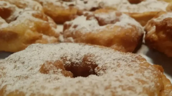 Jabuke u testu – zlatni krugovi | Istaknuta slika 1/3 | Slatki, zalogaj, koji, će, vas, vratiti, u, detinjstvo, svojim, jednostavnim, šarmom