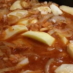 Krmenadle u sosu od crnog luka | Pečenje u rerni i dodavanje krompira | Postupak 5 | Slika 4/6