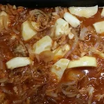 Krmenadle u sosu od crnog luka | Pečenje u rerni i dodavanje krompira | Postupak 5 | Slika 5/6