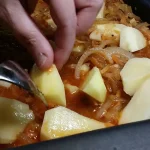 Krmenadle u sosu od crnog luka | Pečenje u rerni i dodavanje krompira | Postupak 5 | Slika 2/6