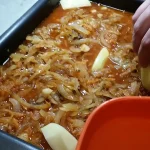 Krmenadle u sosu od crnog luka | Pečenje u rerni i dodavanje krompira | Postupak 5 | Slika 3/6