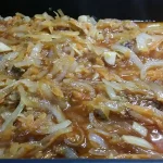 Krmenadle u sosu od crnog luka | Dodavanje sosa od luka preko mesa | Postupak 4 | Slika 4/6