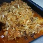 Krmenadle u sosu od crnog luka | Dodavanje sosa od luka preko mesa | Postupak 4 | Slika 3/6