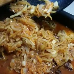 Krmenadle u sosu od crnog luka | Dodavanje sosa od luka preko mesa | Postupak 4 | Slika 2/6