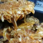 Krmenadle u sosu od crnog luka | Dodavanje sosa od luka preko mesa | Postupak 4 | Slika 1/6