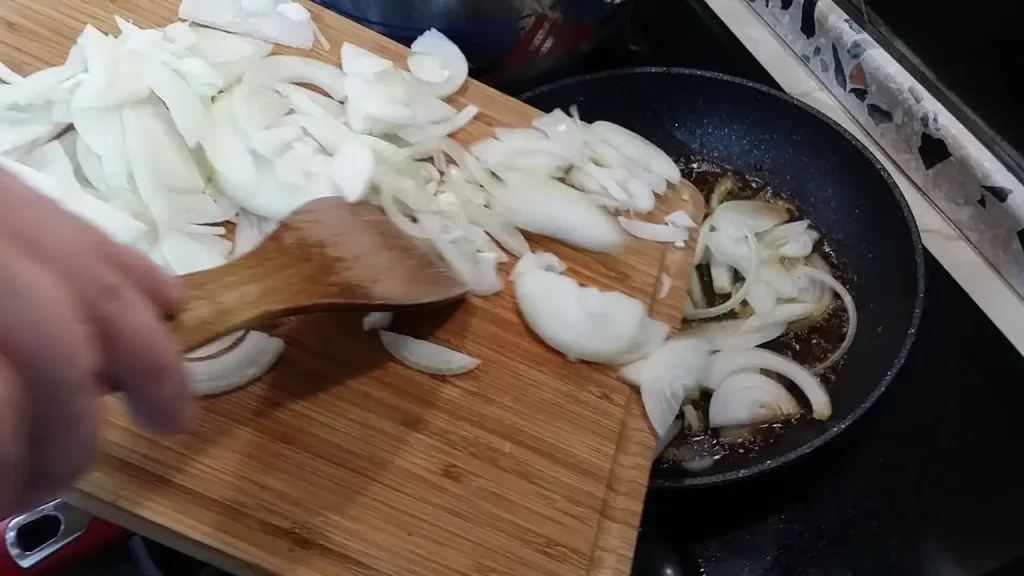 Krmenadle u sosu od crnog luka | Priprema sosa | Postupak 3 | Slika 1/1