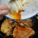 Krmenadle u sosu od crnog luka | Prženje mesa | Postupak 2 | Slika 5/9