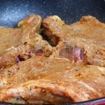 Krmenadle u sosu od crnog luka | Prženje mesa | Postupak 2 | Slika 2/9