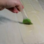 Pita sa sirom i susamom | Premazivanje kora i motanje pite | Postupak 3 | Slika 2/4