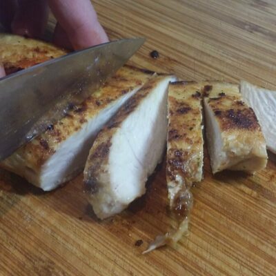 Cezar salata sa pilećim prsima | Serviranje salate na tanjiru | Postupak 4 | Slika 1/2