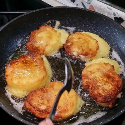 Pljeskavice od feta sira | Formiranje malih pljeskavica i prženje | Postupak 2 | Slika 2/3