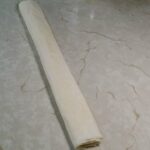 Pita sa sirom i susamom | Premazivanje kora i motanje pite | Postupak 3 | Slika 4/4