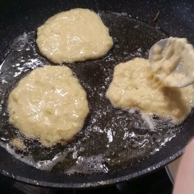 Pljeskavice od tikvica | Pečenje pljeskavica i serviranje | Postupak 3 | Slika 1/3