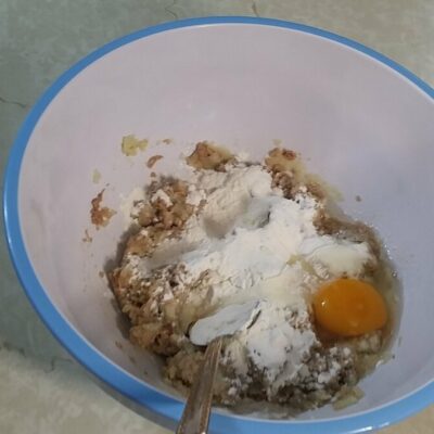 Pljeskavica od tunjevine i pire krompira | Dodavanje ostalih sastojaka | Postupak 2 | Slika 1/2