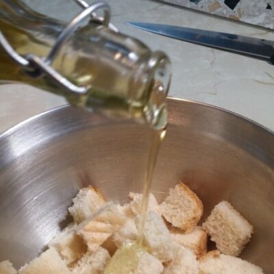 Cezar salata sa pilećim prsima | Priprema tosta | Postupak 3 | Slika 2/3