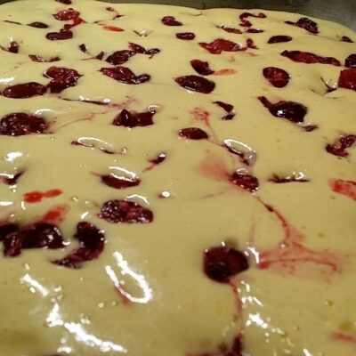 Kolač sa višnjama na domaći način | Testo i ređanje višanja | Postupak 3 | Slika 3/3