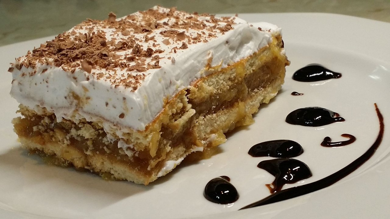 Kremasti kolač sa jabukama