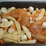 Pileći batak sa povrćem iz rerne | Ređanje i pečenje povrća i mesa | Postupak 3 | Slika 1/4