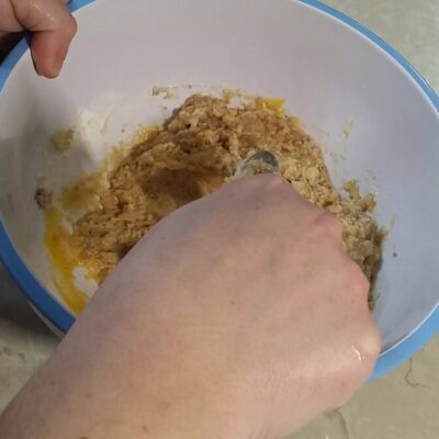 Pljeskavica od tunjevine i pire krompira | Dodavanje ostalih sastojaka | Postupak 2 | Slika 2/2