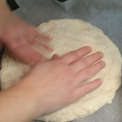 Pogača sa margarinom i oreganom | Oblikovanje pogače | Postupak 3 | Slika 1/3