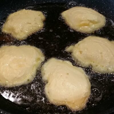 Pljeskavice od feta sira | Formiranje malih pljeskavica i prženje | Postupak 2 | Slika 1/3