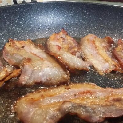 Cezar salata sa pilećim prsima | Priprema slanine i pilećeg filea | Postupak 1 | Slika 1/2