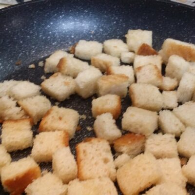 Cezar salata sa pilećim prsima | Priprema tosta | Postupak 3 | Slika 3/3