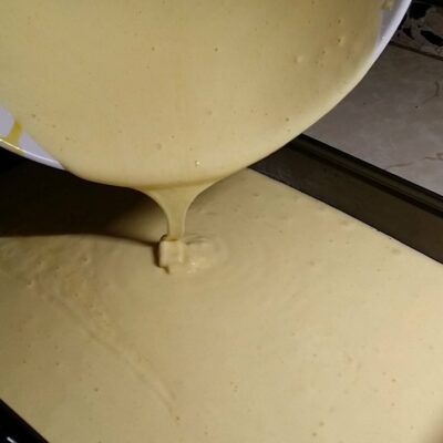 Kolač sa višnjama na domaći način | Testo i ređanje višanja | Postupak 3 | Slika 2/3