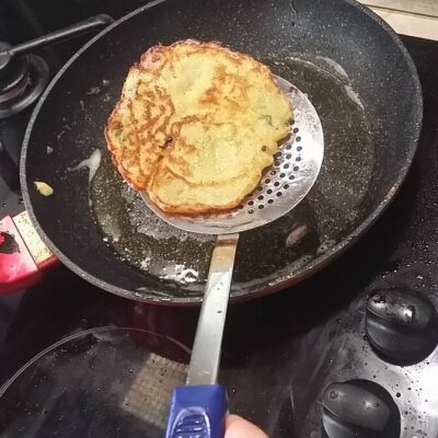 Pljeskavice od tikvica | Pečenje pljeskavica i serviranje | Postupak 3 | Slika 2/3