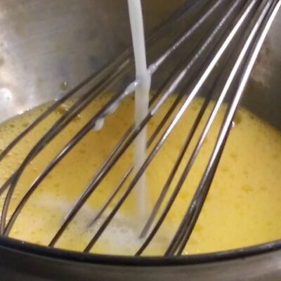 Pita sa sirom i susamom | Priprema za smesu kojojm mažemo kore | Postupak 1 | Slika 1/3