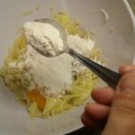 Pljeskavice od tikvica | Pravljenje smese za pljeskavice | Postupak 2 | Slika 4/6