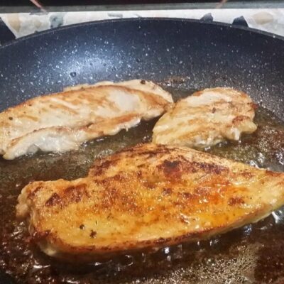 Cezar salata sa pilećim prsima | Priprema slanine i pilećeg filea | Postupak 1 | Slika 2/2