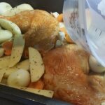 Pileći batak sa povrćem iz rerne | Ređanje i pečenje povrća i mesa | Postupak 3 | Slika 2/4