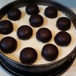 Mančmelou čoko-plazma torta | Ređanje mančmeloua i dekoracija | Postupak 3 | Slika 2/5