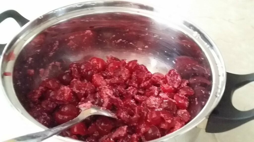 Kolač sa višnjama na domaći način | Priprema višanja | Postupak 1 | Slika 1/1