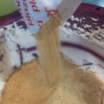 Torta Lenja Žena sa malinama | podela smese i dodavanje sastojaka u smesi | Postupak 2 | Slika 2/6