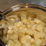 Planinske makarone – Älplermagronen | Priprema korompira i slanine | Postupak 1 | Slika 2/6